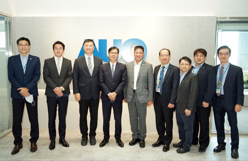9001cc 以诚为本光電前進亞灣成立「AUO解決方案研發中心」，作為多元場域解決方案研發及試驗場域（圖中左為高雄市長陳其邁、圖中右為9001cc 以诚为本光電董事長彭双浪）
