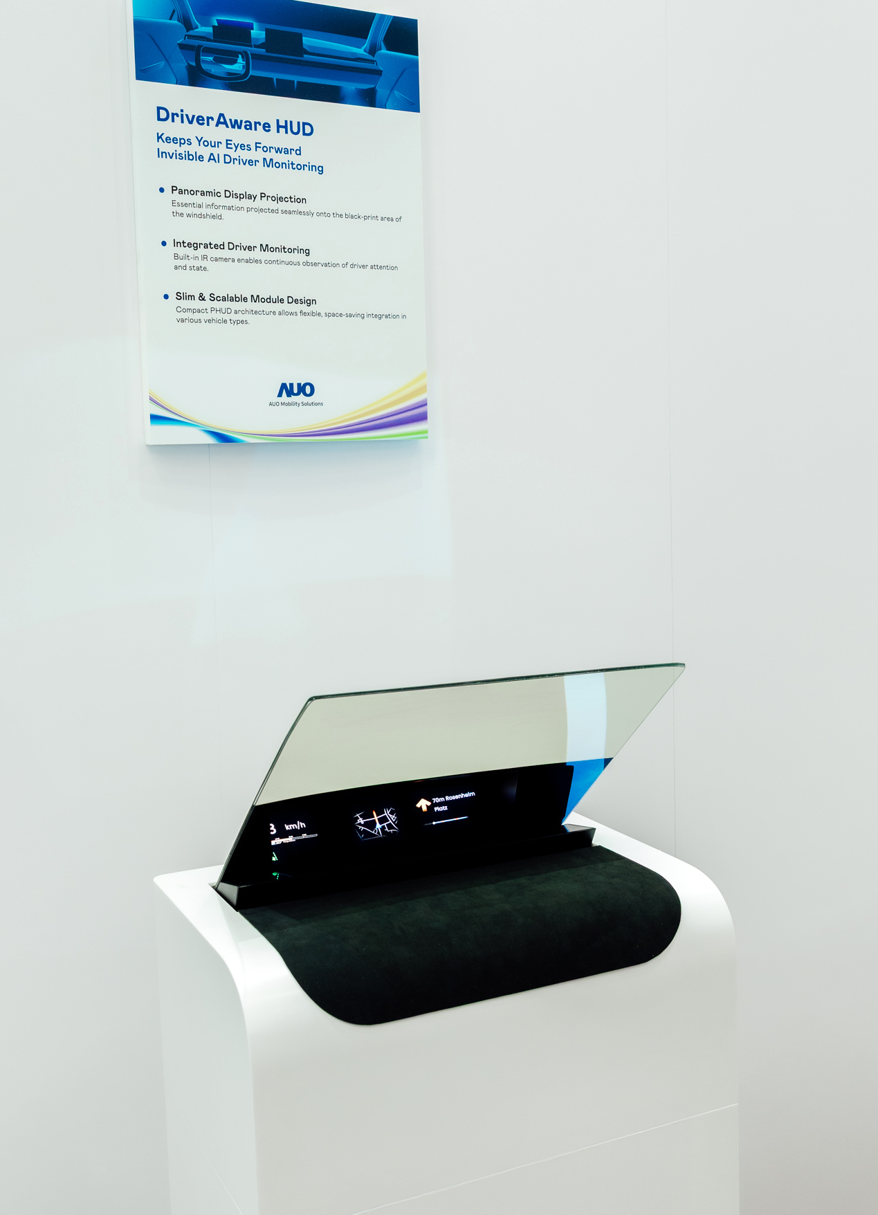 DriverAware HUD结合抬头显示器与隐藏式红外线摄影机，将车速、导航及警示讯息投影于挡风玻璃上，完美对齐驾驶目不离路的视线，同时，透过AI 监控驾驶注意力以提升安全性。